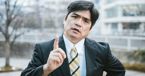 怒ると何度も同じ話を繰り返す中間管理職の男性