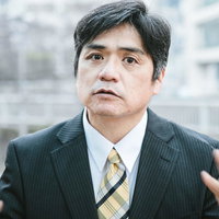 屋外で部下に説明する中年上司の熱弁とビジネス指導の写真