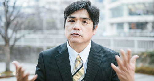 屋外で部下に説明する中年上司の熱弁とビジネス指導