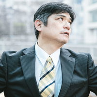 思わず空を仰いでしまう部長の諦観と失意の表情の写真