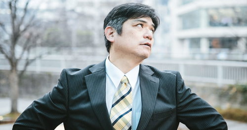 思わず空を仰いでしまう部長の諦観と失意の表情