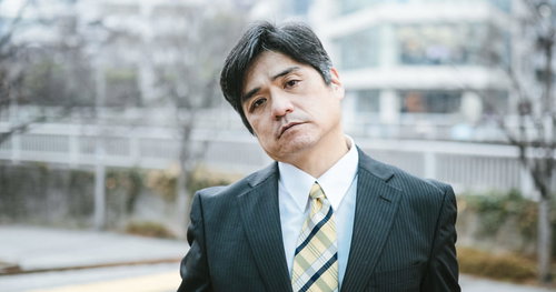 他人の話に興味がない中年男性の表情と視線