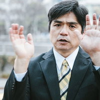 慌ててお手上げ状態の部長の写真