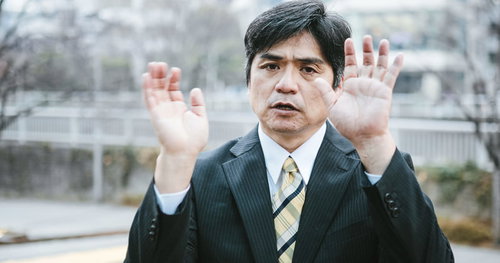 慌ててお手上げ状態の部長