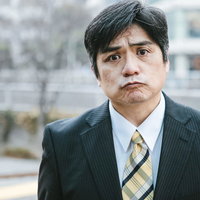 爆発寸前でキレる部長の怒りの表情と不機嫌な顔つきの写真