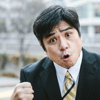 リアクションが過剰な部長、目を丸くして喜ぶの写真