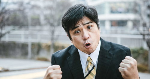 リアクションが過剰な部長、目を丸くして喜ぶ