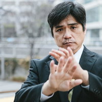困るよNO、NO、部長に手でNOサインを出すスーツ姿の男性の写真