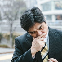 物忘れが多くなった上司が悩む表情とストレスの写真