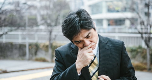 物忘れが多くなった上司が悩む表情とストレス