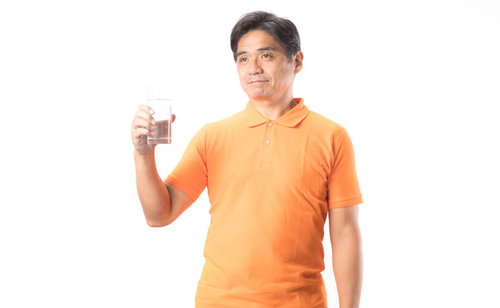 オレンジTシャツのお父さんがペットボトルで水分補給