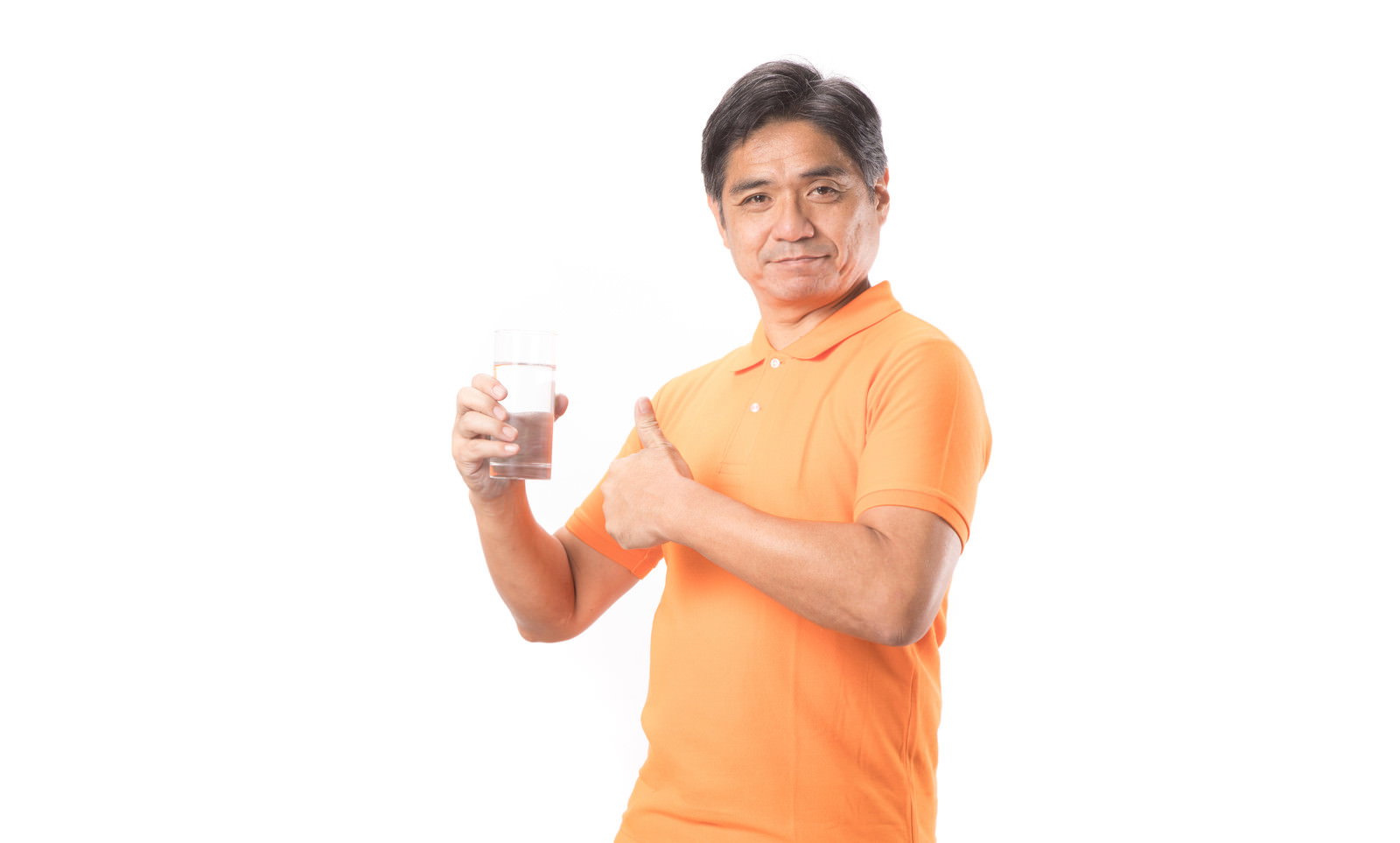 オレンジのTシャツを着た男性がペットボトルを持ってポーズしている［モデル：よたか］