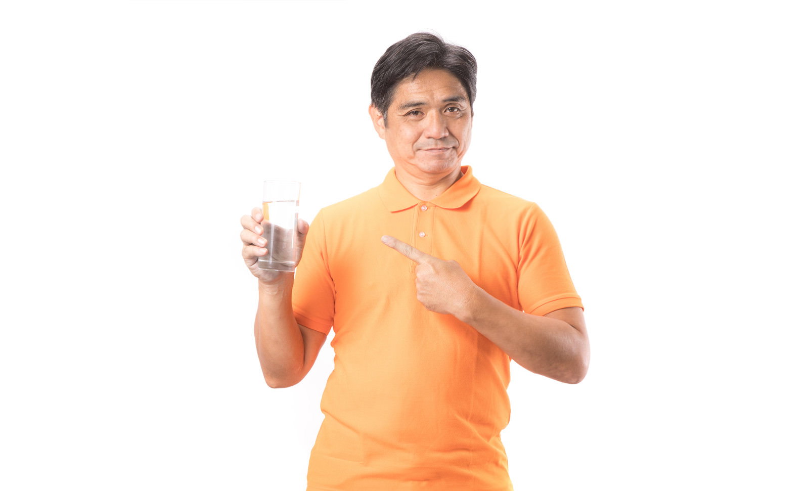 オレンジ色のTシャツを着た中年男性がペットボトルの水を飲んでいる［モデル：よたか］