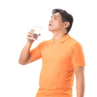 水を飲んでほっと一息するお父さん｜熱中症対策と水分補給の写真