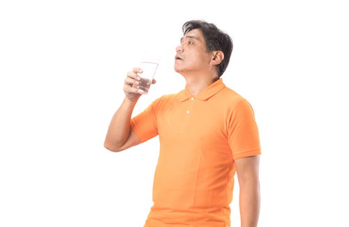 水を飲んでほっと一息するお父さん｜熱中症対策と水分補給