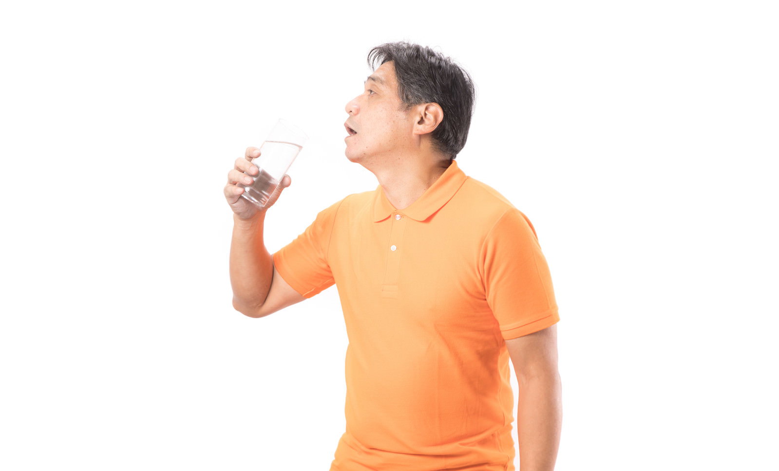 オレンジ色のTシャツを着た中年男性がペットボトルの水を飲んでいる［モデル：よたか］