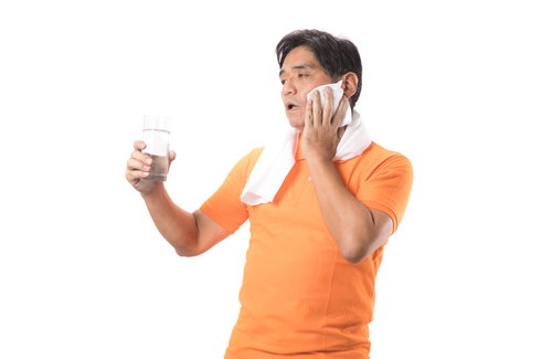 運動のしすぎで熱中症気味になった男性の水分補給