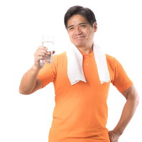 運動時も水分補給するミネラルウォーターを飲む中年男性の写真
