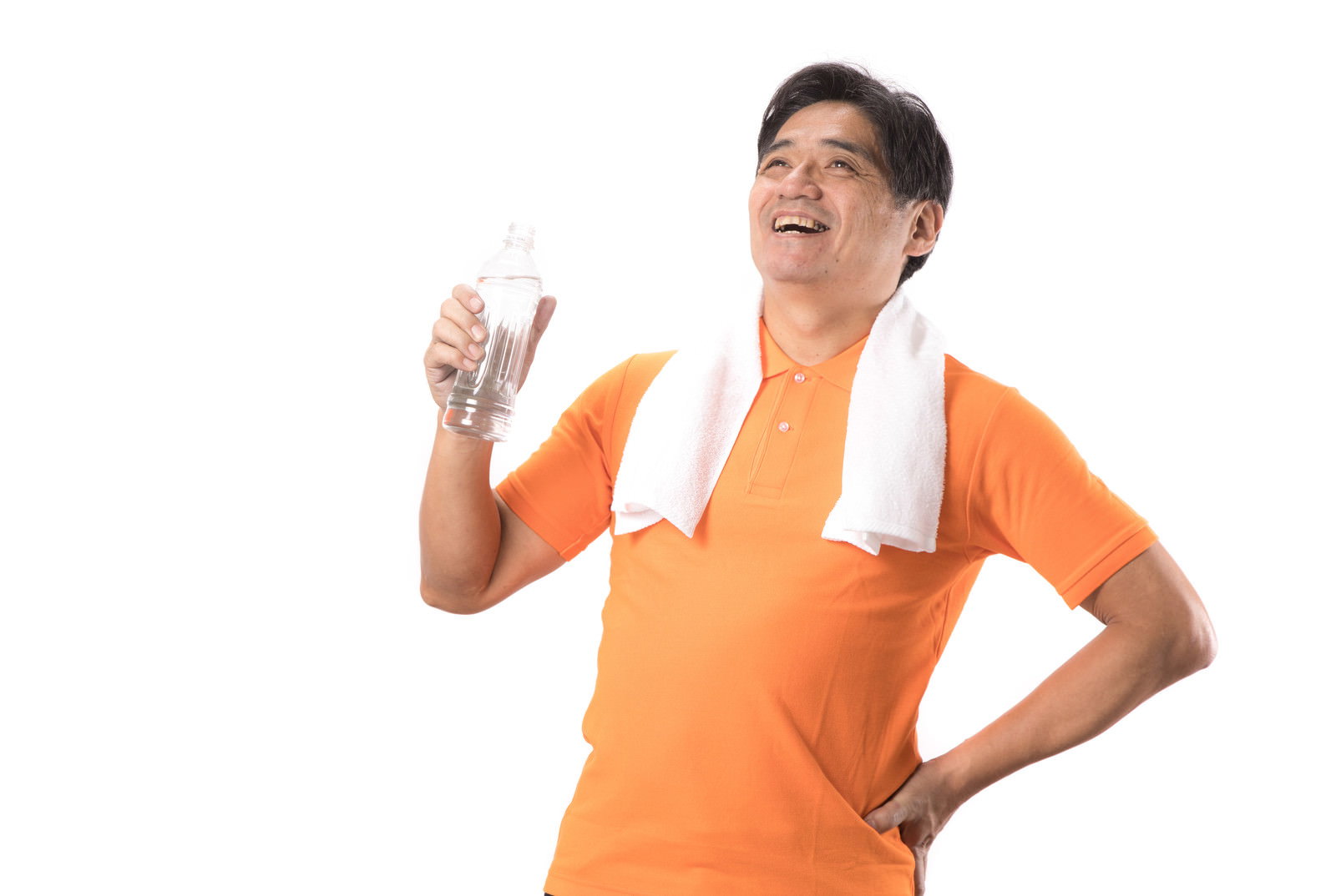 オレンジ色のシャツを着た中年男性がペットボトルの水を飲んでいる様子［モデル：よたか］