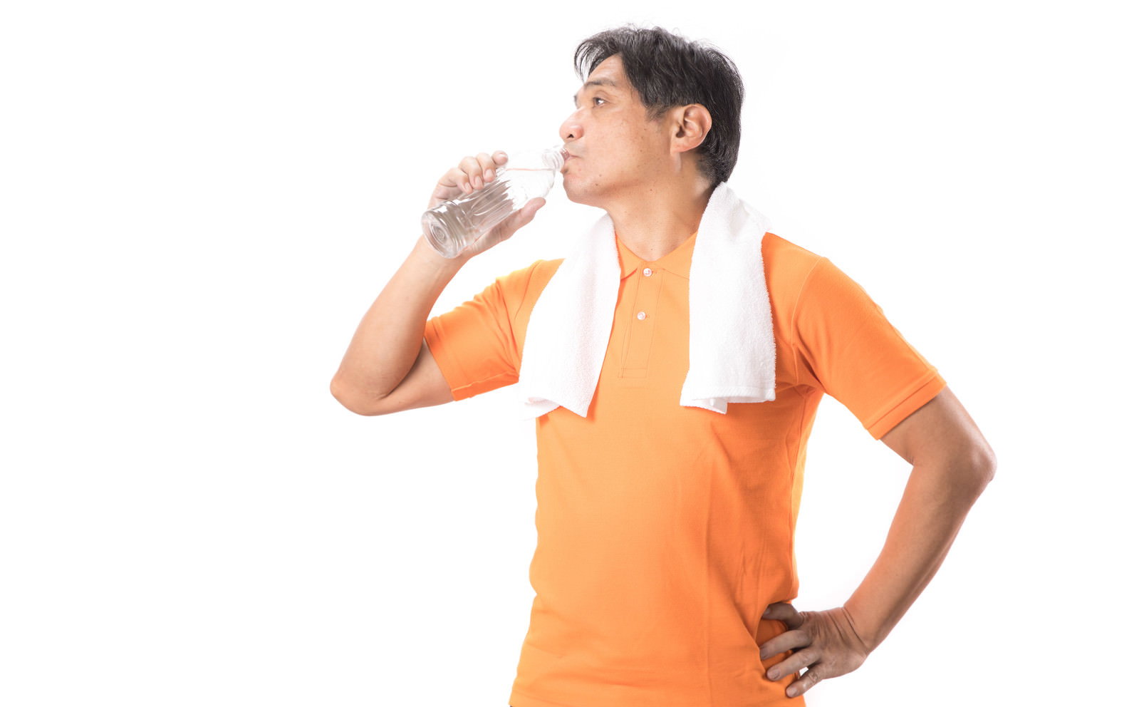 オレンジのタンクトップを着た男性がペットボトルの水を飲んでいる様子［モデル：よたか］