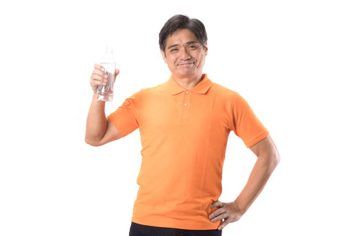 水分補給にペットボトルを持ち歩く中年男性