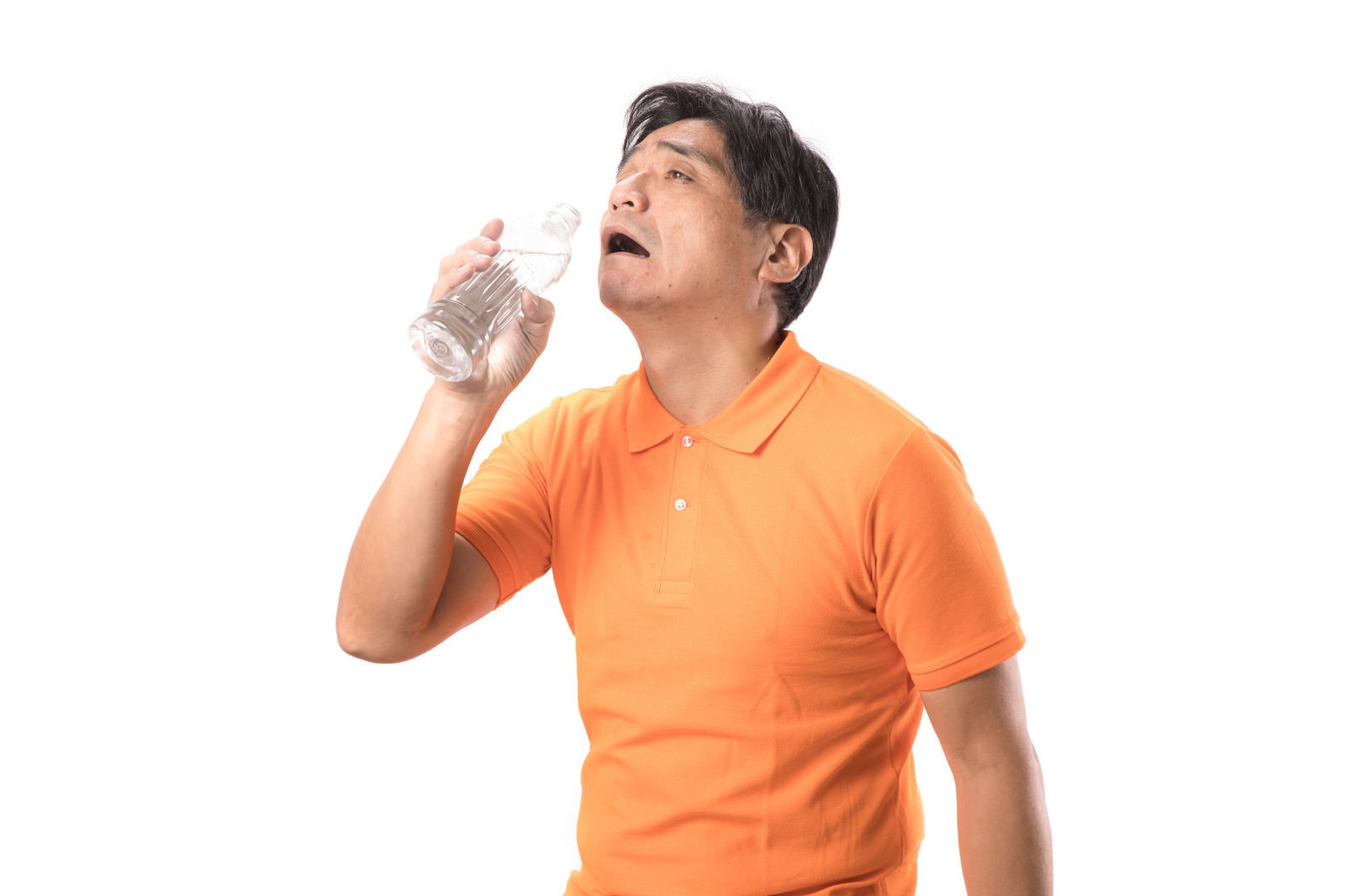 ペットボトルの水を飲むオレンジのTシャツを着た中年男性［モデル：よたか］