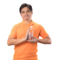 熱中症対策にペットボトルを持ち歩く中年男性の写真