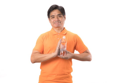 熱中症対策にペットボトルを持ち歩く中年男性