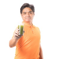 青汁を飲んで生き生きとしている中年男性のポートレートの写真