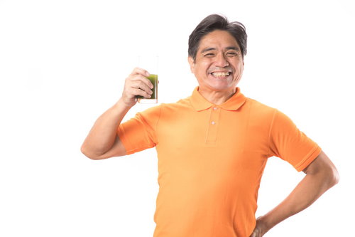 青汁を持ってにこやかに笑うスマイル父さん