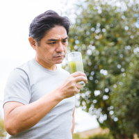 えっ、この青汁飲みやすい！と驚く中年男性の写真