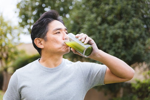 青汁ゴクゴク！飲む中年男性の健康的なライフスタイル