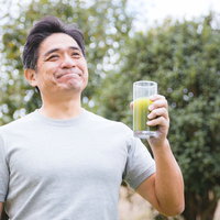青汁を飲んでご満悦の父親の写真