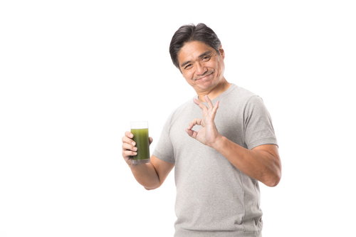 青汁で体調もバッチリ！親指を立てるいいねポーズの中年男性
