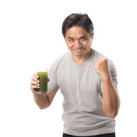 青汁を片手に勢いよくガッツをキメる中年男性の写真