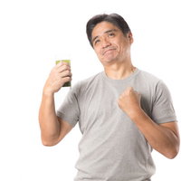 青汁が体にしみる中年男性の笑顔と健康的なライフスタイルの写真