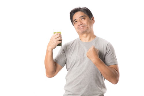 青汁が体にしみる中年男性の笑顔と健康的なライフスタイル