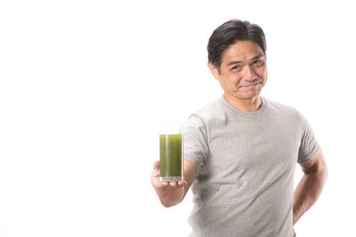 私がおすすめする青汁はこちらです（グレーのTシャツを着た中年男性）
