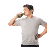 健康的に青汁を飲む中年男性の写真
