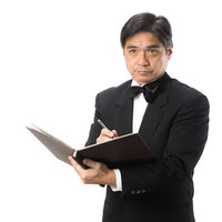 顧客リストを作成する支配人兼ウェイターがメモを取るの写真