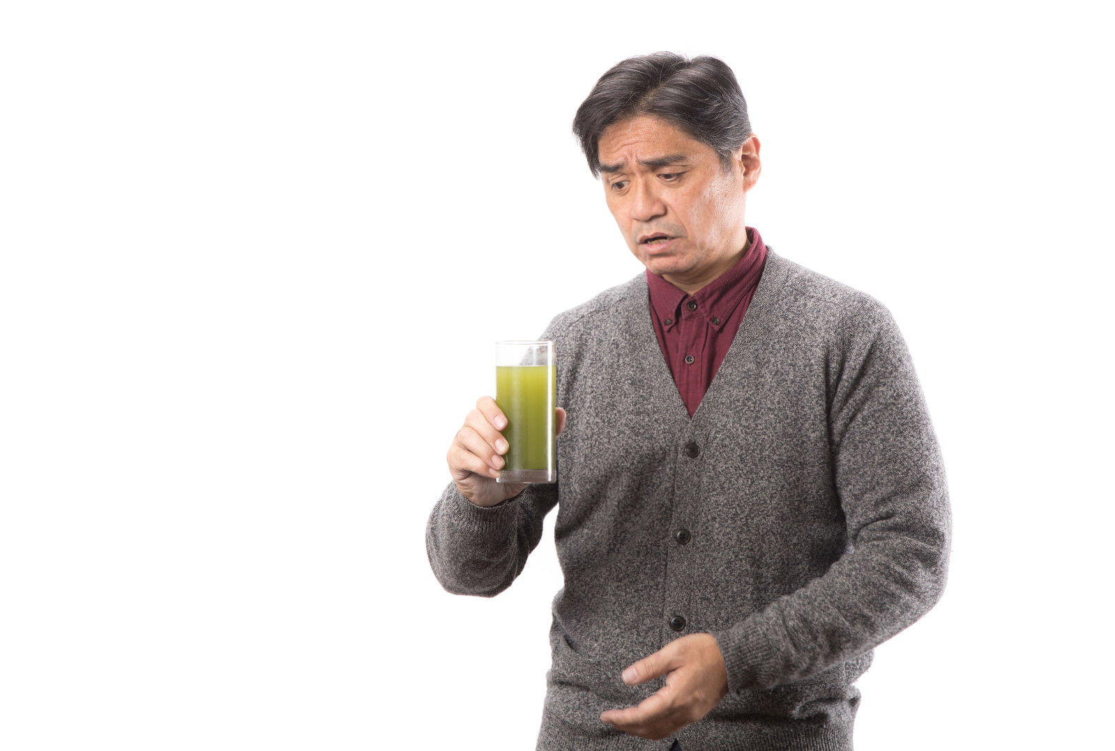 グラスを持ちながら苦そうな表情をする中年男性［モデル：よたか］