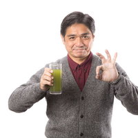 青汁を飲んでグッドサインをするお父さんの健康の写真
