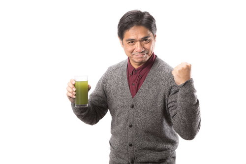 青汁を飲んで元気だしてこ！ガッツポーズする中年男性