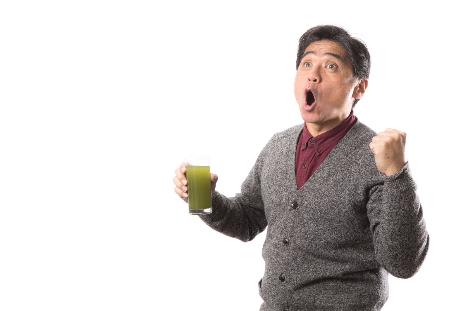 青汁を持ちながら驚いた表情で雄叫びをあげる中年男性［モデル：よたか］
