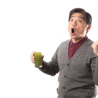 青汁を飲みながら雄叫びをあげるグレーベストのお父さんの写真