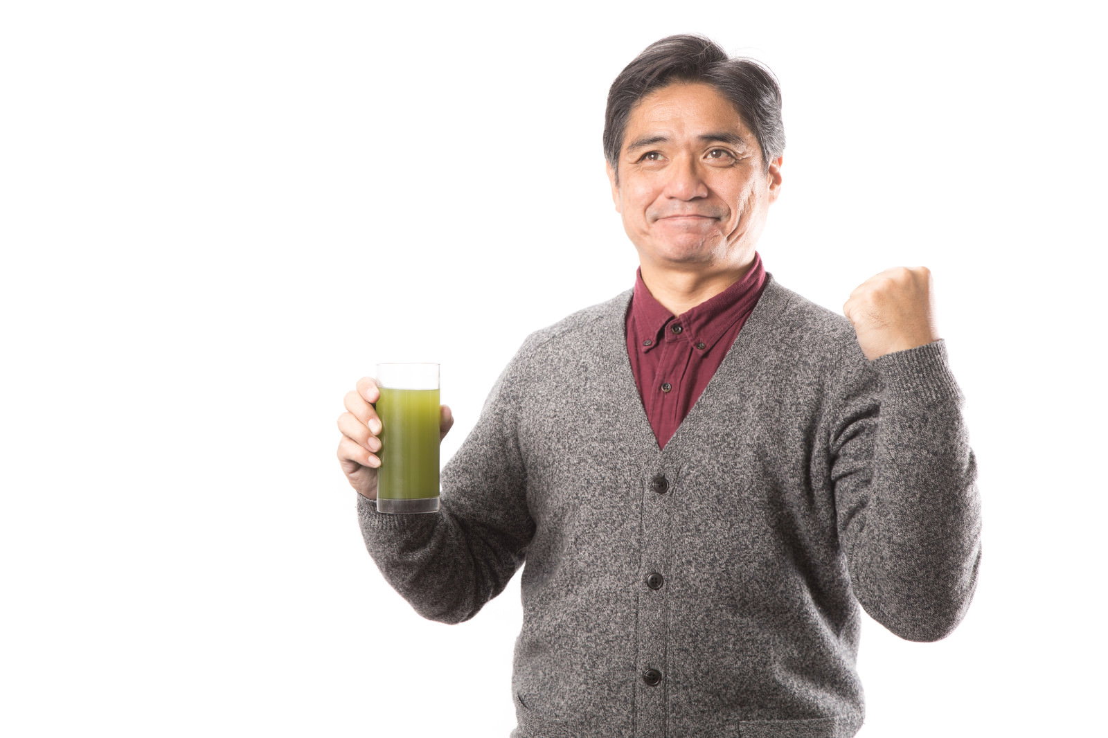 青汁を持ってガッツポーズをする笑顔の中年男性［モデル：よたか］