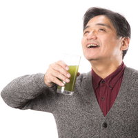 青汁を飲むことが日課のお父さんの写真
