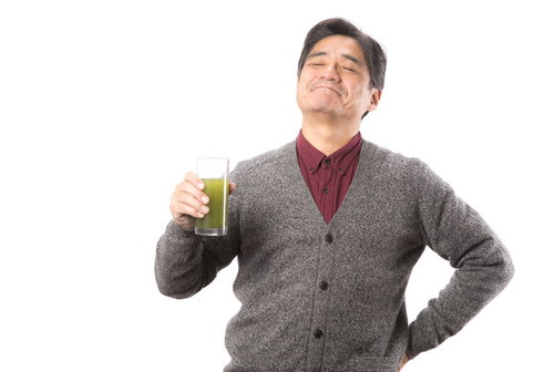 アッーーー！青汁がうまいと喜ぶ中年男性のポートレート