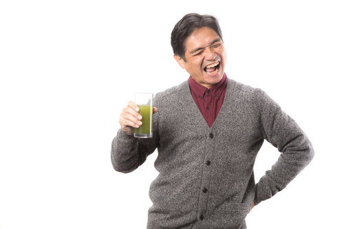 まずいけど癖になる青汁の味！飲む中年男性