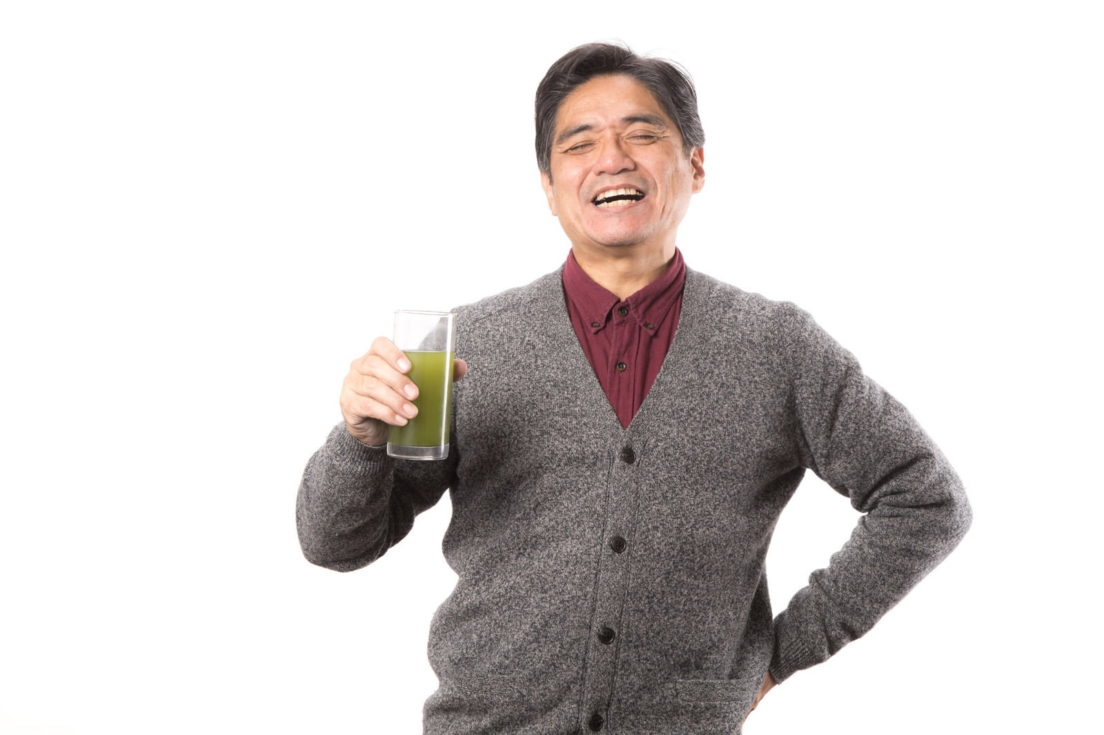 青汁を持って大笑いする中年男性［モデル：よたか］